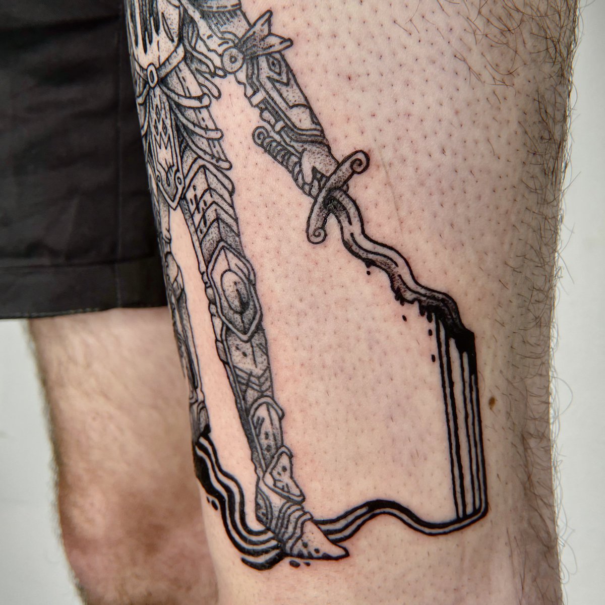 I remember drawing this almost exactly a year ago for my portfolio, and was hit with how surreal it feels to be tattooing it today 🥺🗡 it’s so special to have people want my art on them forever like this 😭🙏