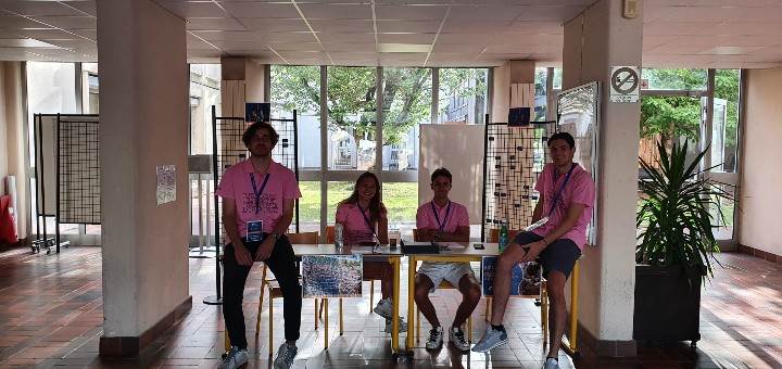 IUTLyon1's tweet photo. Dernier jour du #FCA2022 avec un accueil #efficace et #motivé par un groupe en #rose d'étudiant•e•s du dpt #GEA https://t.co/CjrBjC4VPK