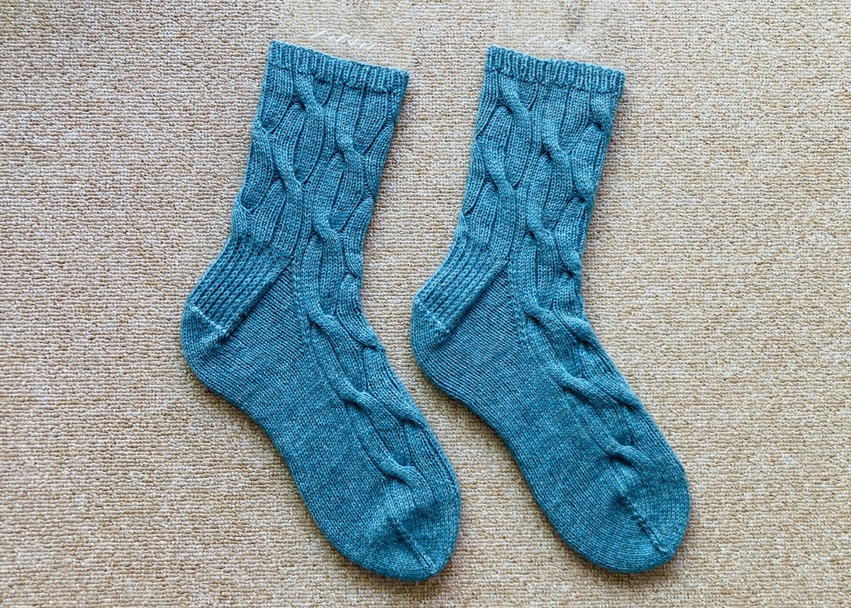 knittiere's tweet image. 간만에 양말
항상 발가락 부분은 도안 상관없이 내 맘대로 단수코수 줄여가며 최종 사이즈에 맞춰 이상적인 라운드 형태가 나오도록 뜨기 때문에 나머지 한짝 토부분 시작할 때까지 먼저 뜬 한짝도 쉼코로 머물러 두기 때문에 동시에 마무리 함
무념무상으로 뜨기 좋았다 
#52weeksofsocks #tributary