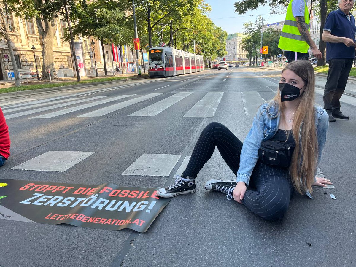 letztegenAT's tweet photo. “Warum tut unsere Politik nicht endlich ihre Arbeit, und schützt unsere Lebensgrundlagen? Ein #FrackingVerbot wäre das Mindeste, um unser Grundwasser auf Dauer vor den Hirngespinsten von Industrie & Wirtschaftsministerium zu schützen!”, erklärt @MinaCanaval 26, IT-Projektleiterin https://t.co/8WkU5qYy3E