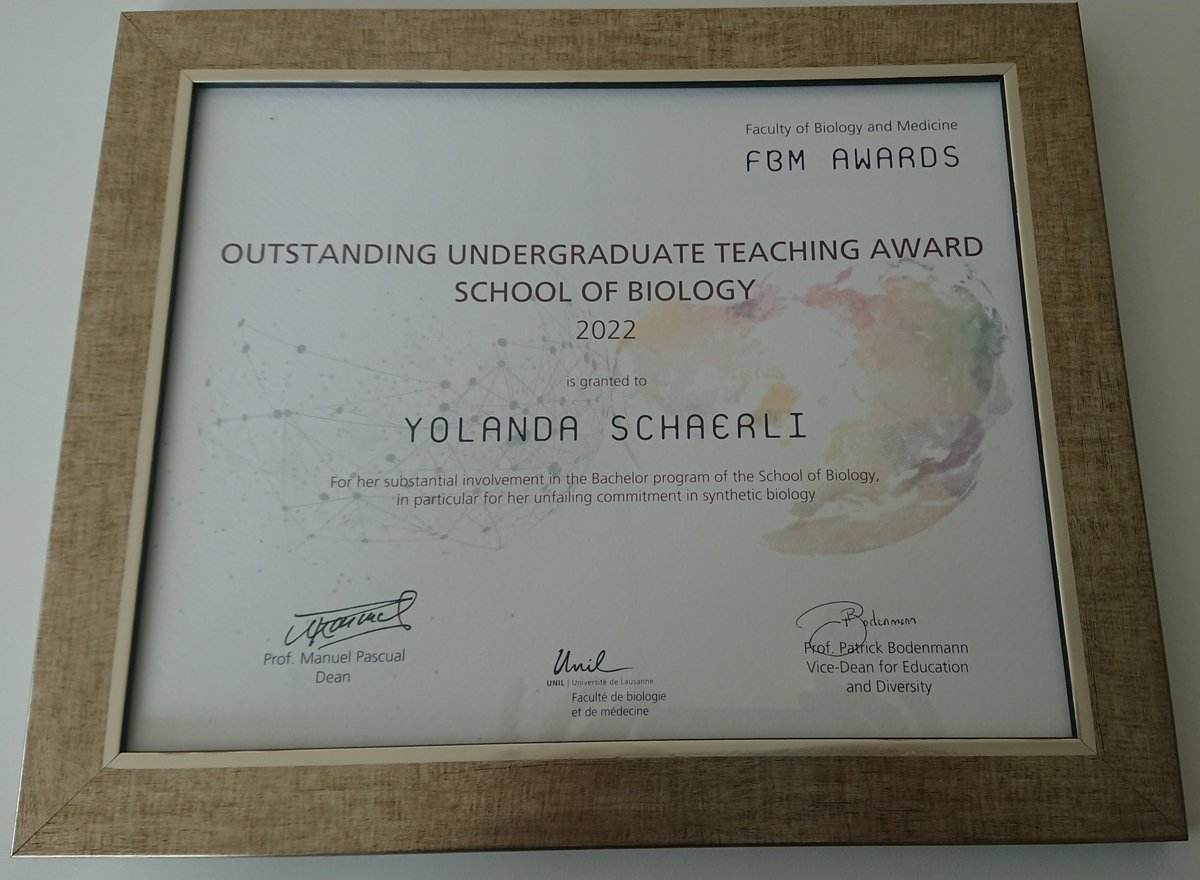YSchaerli's tweet photo. I feel very honoured. I would like to thank @ecolebiolunil, the assistants @a_chhun, Linh Ho, @hadiastri_k, @santosmoreno_j, @icvaraB, @Emanuele__Boni, @sudu87 , @SJSeekles, @BobbyAV, @mimi_syn, the students @IgemUnil , everybody at @DMF_UNIL  and financial support from @FBM_UNIL https://t.co/EWA3cL9CtS