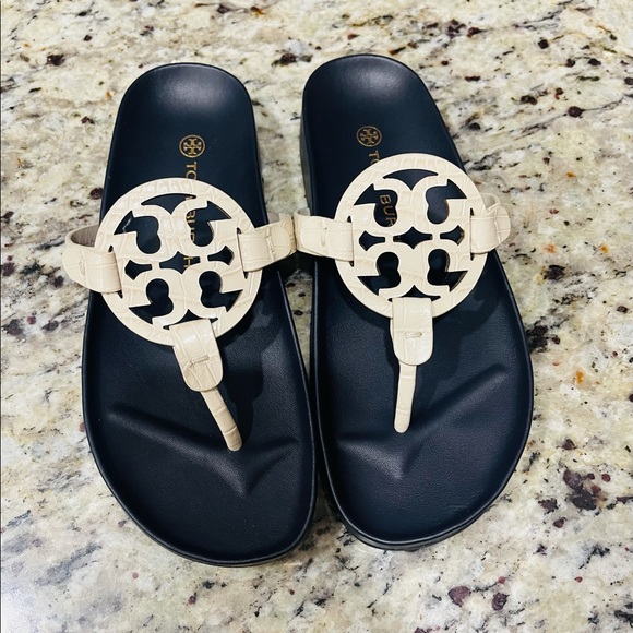 kate_vine_'s tweet photo. So good I had to share! Check out all the items I'm loving on @Poshmarkapp #poshmark #fashion #style #shopmycloset #tobi #toryburch #vintage: https://t.co/JVQIt3od72 https://t.co/cvuYwMAQBU