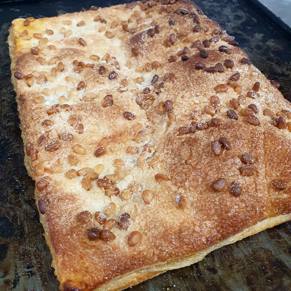 Falta molt poc per celebrar la #revetlla de #SantJoan! Avui et presentem la nostra coca de cabell d’àngel. Encarrega les teves coques per Sant Joan. T’esperem a #FornPadró! 🔥🎉🎇 #NouBarris #Barcelona #SantJoan2022