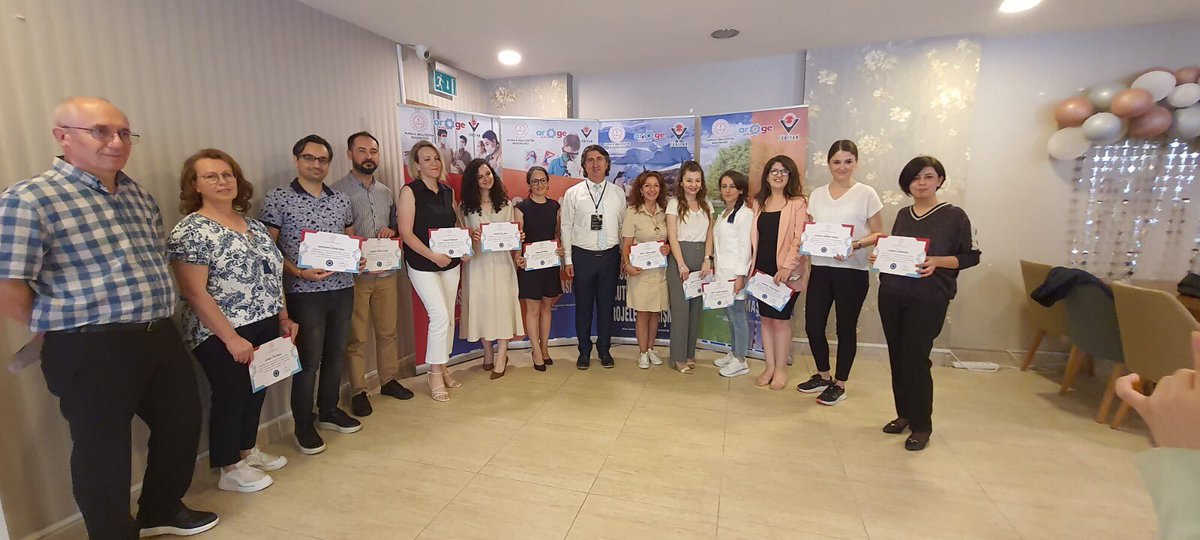 bursailmem16's tweet image. 📌Bursa İl Millî Eğitim Müdürlüğü tarafından son üç yılda TÜBİTAK 2204 A-B-C araştırma projeleri yarışmalarına katılan ve bölge sergisinde derece almış öğretmenlere yönelik belge töreni gerçekleştirildi.

Haber👉meb.ai/ewHaSZ 

@BursaValiligi @serkangur_bursa