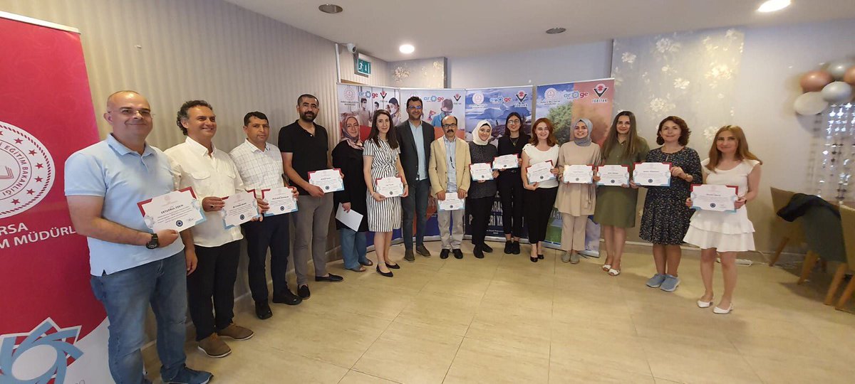 bursailmem16's tweet image. 📌Bursa İl Millî Eğitim Müdürlüğü tarafından son üç yılda TÜBİTAK 2204 A-B-C araştırma projeleri yarışmalarına katılan ve bölge sergisinde derece almış öğretmenlere yönelik belge töreni gerçekleştirildi.

Haber👉meb.ai/ewHaSZ 

@BursaValiligi @serkangur_bursa