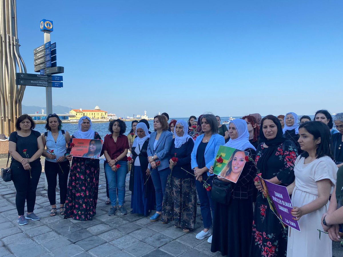 TJA'nın çağrısıyla ölümsüzlüğe uğurlanışının 1. yıl dönümünde Deniz Poyraz için Pasaport İskelesinden karanfillerimizi denize bıraktık.
Deniz'e sözümüz kadın devrimi, halkların eşitliği ve özgürlüğü olacak. 
#HepimizDeniziz