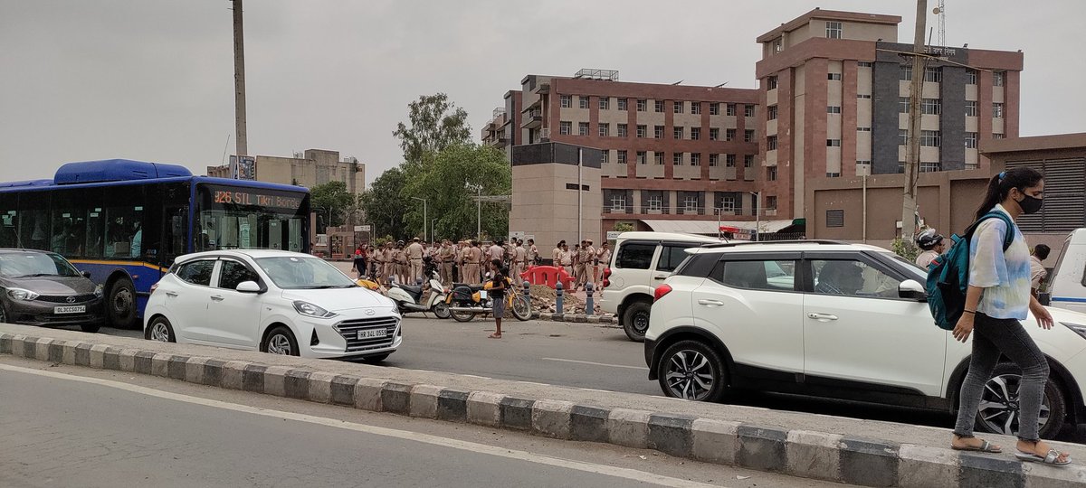 najafgarhconfes's tweet photo. @NBTDilli @singhpiya735 @ManchNajafgarh @43Confessions @DelhiPolice @OfficialDMRC @mg110059 @makeDelh
नजफगढ़ ढांसा स्टैण्ड मेट्रो स्टेशन बंद किया गया यहाँ पुलिस बल तैनात! https://t.co/Vj29uzzzJE