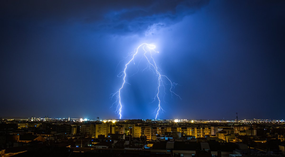 Ayer anduvo la noche entretenida en Zaragoza. Esto es lo que pude ver desde casa. Tormenta totalmente inesperada, pero preciosa y refrescante.