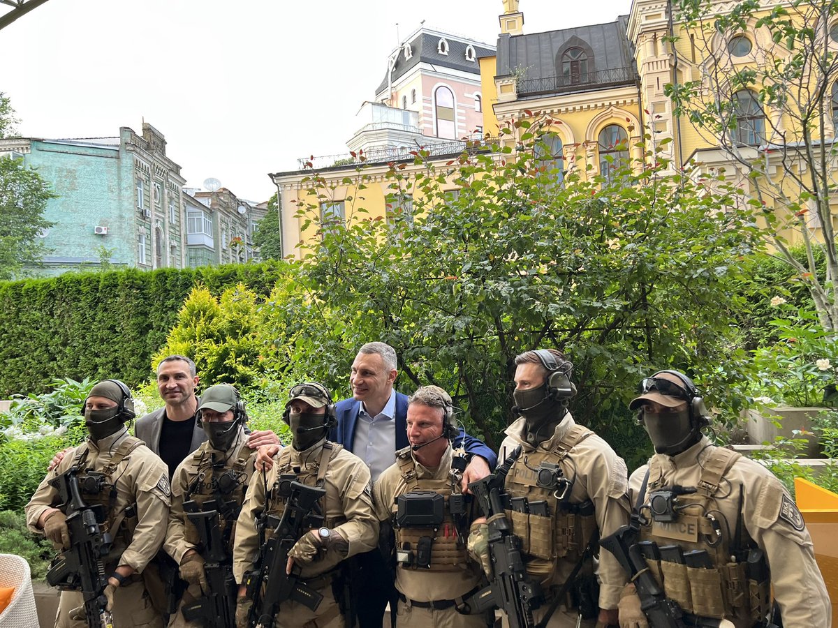 Scholz-Bodyguards bekamen gestern in Kyiv auch ihren Fotowunsch erfüllt 👇
