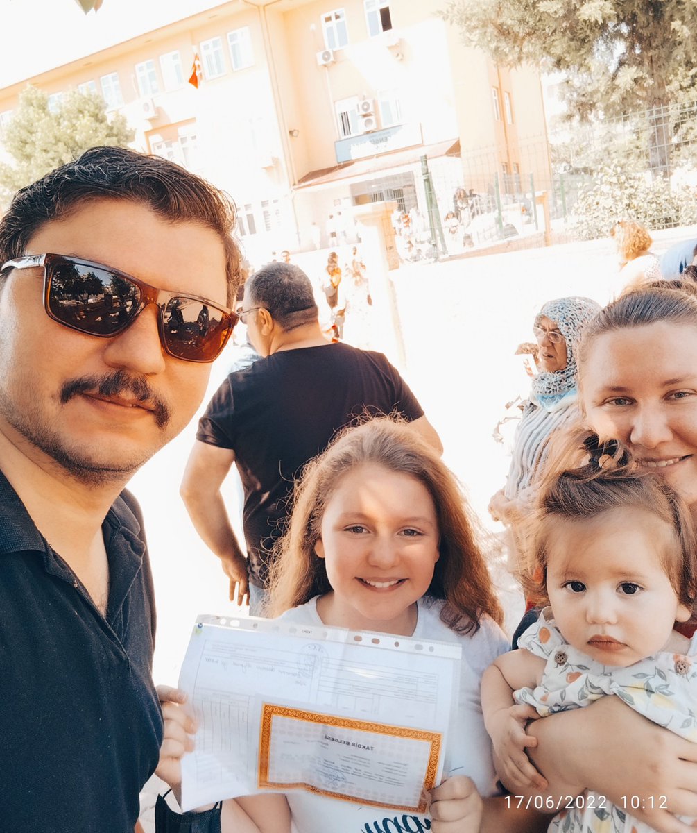 Mr_Bacak's tweet photo. 2021-2022 eğitim öğretim dönemin sonuna geldik. Bu yolda mücadele eden bütün öğretim görevlilerimizin ve değerli  öğrenci kardeşlerimi kutlarım. Haydi tatil başlasın🙂  
Bizim için şimdilik ilkokul olayı bitmiştir 😉  #tatilbaşlasin #karnesevinci https://t.co/eaQ9gcBtZI
