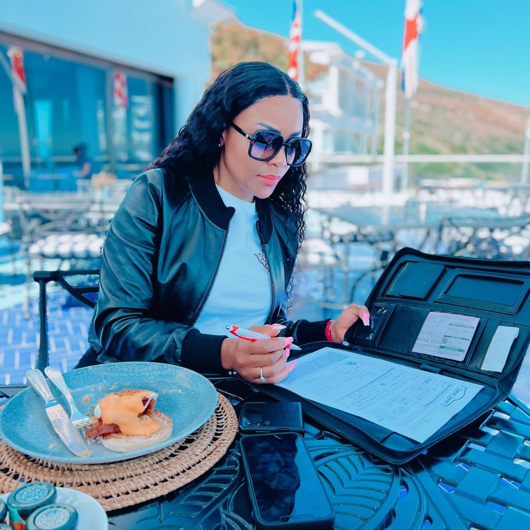 ParisaJacob's tweet image. Avoid following your heart follow the Advice of a pro trader like myself and the sky will be your limit...