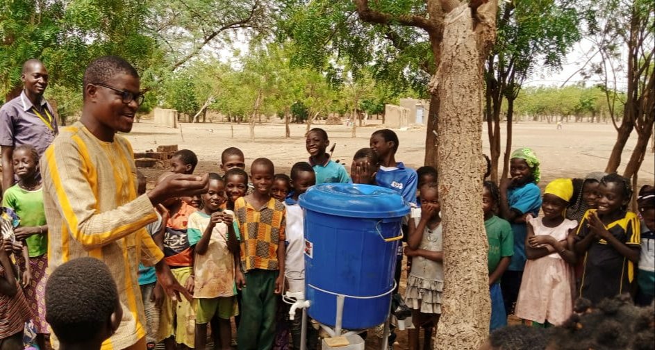 bsoul2nd's tweet photo. Journée Mondiale de l'Enfant Africain 2022. Ce fût avec plaisir que j'ai procédé à la démonstration du lavage des mains devant les tous petits à Niessega. La satisfaction est que les enfants ont bien suivi la prestation.
#ALUBJ
#COORD_NORD
#AMR_BURKINA
#BIEN_ETRE https://t.co/gDNpKNd8Kn