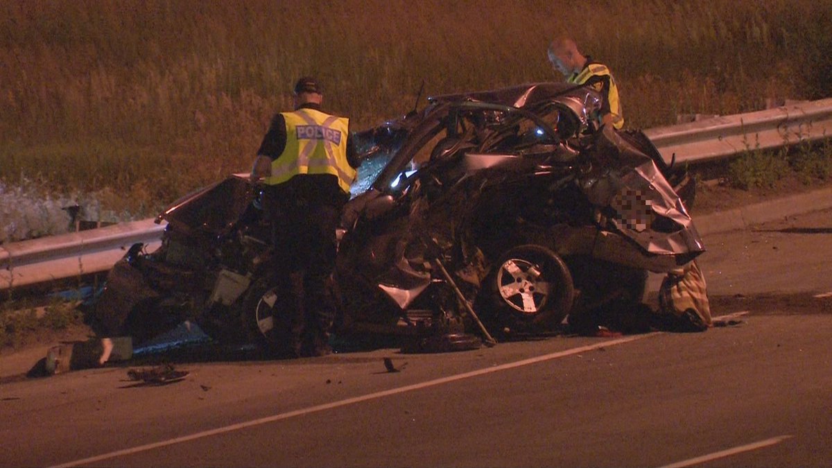 Media371's tweet photo. Three vehicle crash with extrication on the QEW eastbound at Cawthra Road in #Mississauga on Thursday night. Two patients pronounced dead, two others injured. @OPP_HSD investigating. https://t.co/N1GkmXzTOY