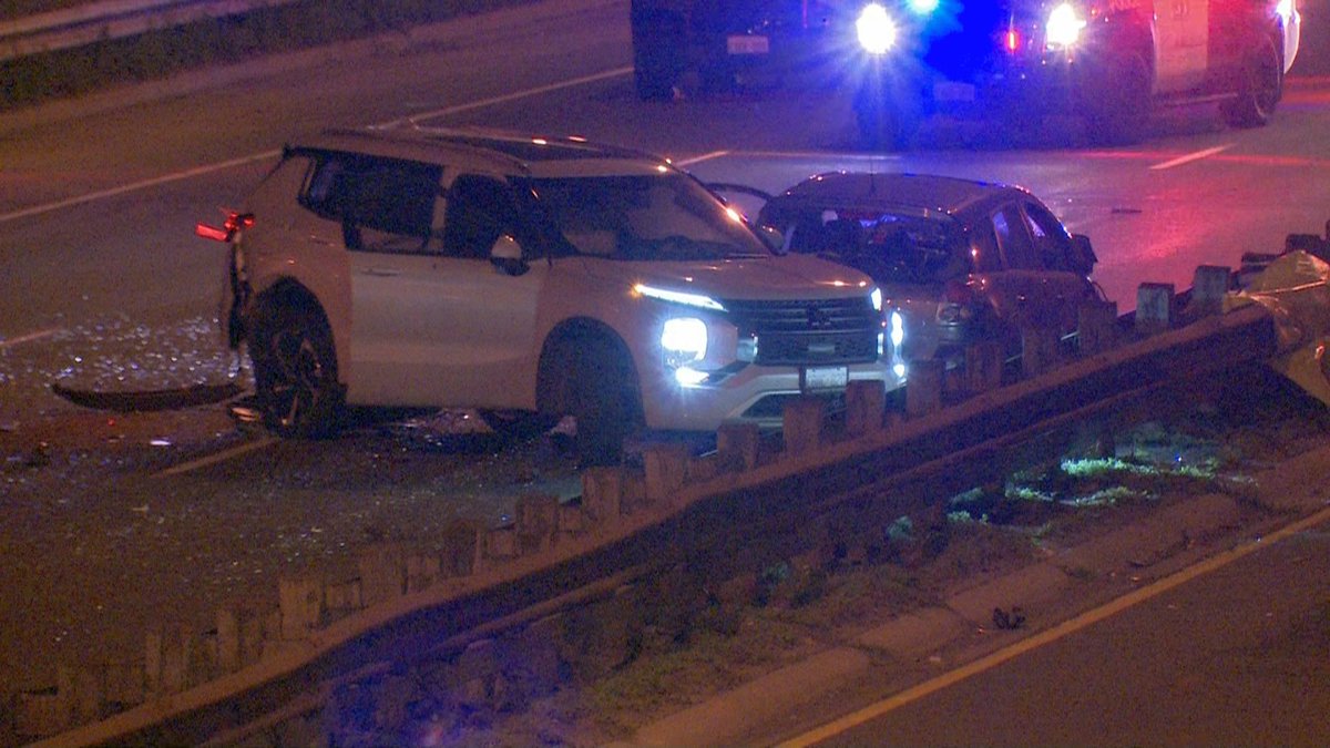 Media371's tweet photo. Three vehicle crash with extrication on the QEW eastbound at Cawthra Road in #Mississauga on Thursday night. Two patients pronounced dead, two others injured. @OPP_HSD investigating. https://t.co/N1GkmXzTOY
