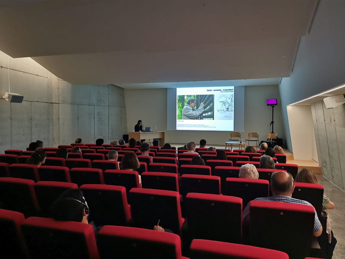 🌿Amb l'exposició "Giardini storici, verità e finzione", de <a href="/simozanon/">simonetta zanon</a> , comença la segona jornada del seminari internacional "Repensant els jardins històrics. El passat en el present" de <a href="/catpaisatge/">Observatori del Paisatge de Catalunya</a> i <a href="/cultura_cat/">Cultura</a>.

👉bit.ly/3Hu1op7
#repensantjardins #espaicràter #Olot