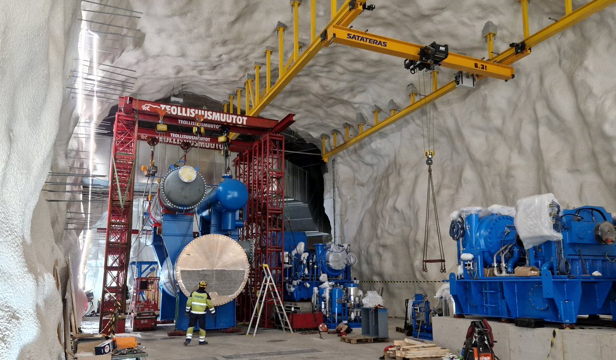Katri Valan puiston alla haalataan seitsemännen lämpöpumpun osia paikoilleen. Valtavalla puhdistetun jäteveden hukkalämpöä hyödyntävällä lämpöpumpulla tulee olemaan pituutta 22,5 metriä. #hiilineutraali #kaukolämpö #kaukojäähdytys