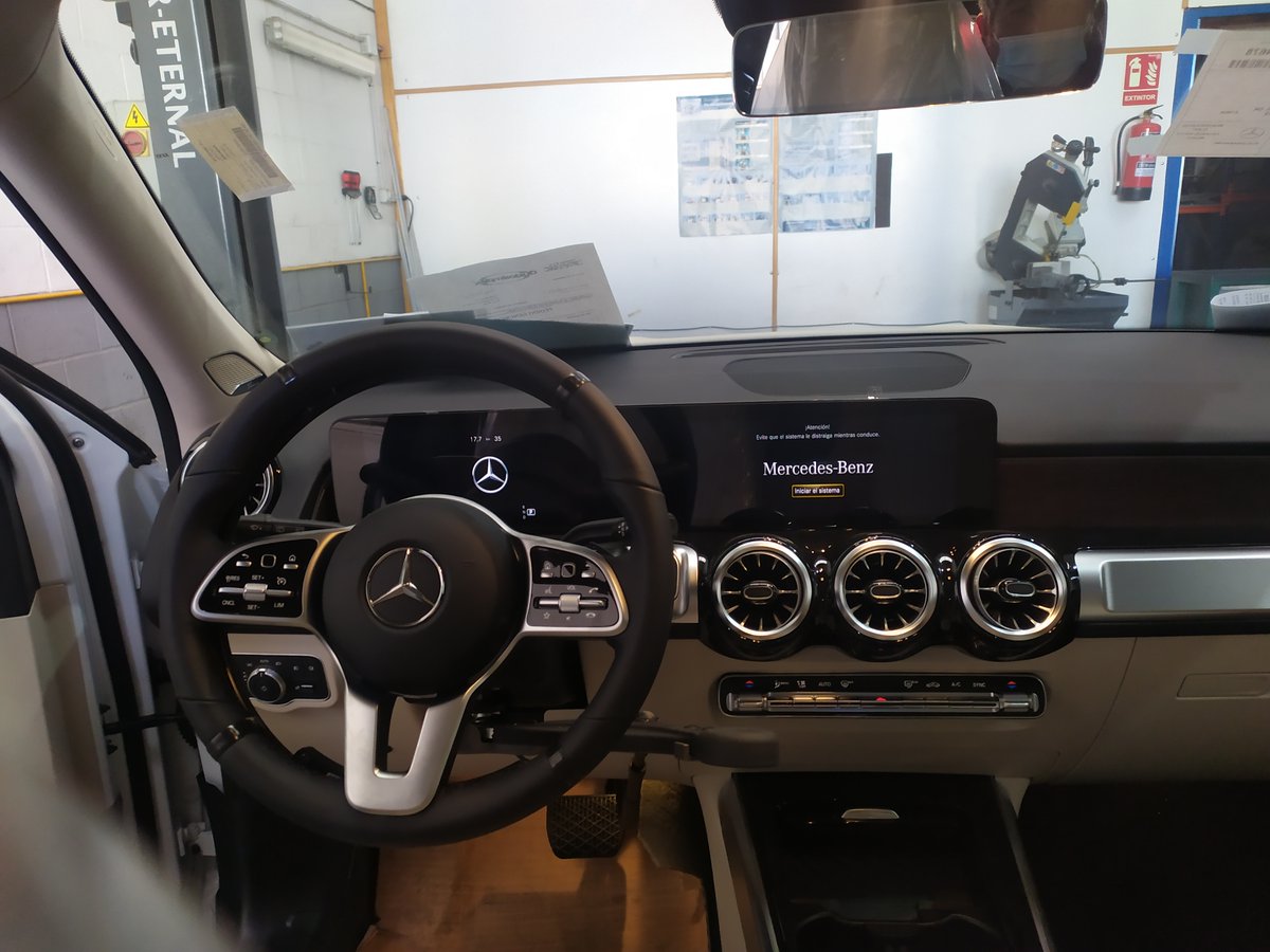 AspaymGranada's tweet photo. Os traemos nuevas #adaptaciones de la mano de #CEADAM. Hoy os enseñamos varios vehículos con acelerador GHOST y freno a la mano derecha. Se monta sobre coches automáticos para personas que no utilizan las piernas y es lo mejor que existe en mandos para conducir. https://t.co/S1RX5mNUWd