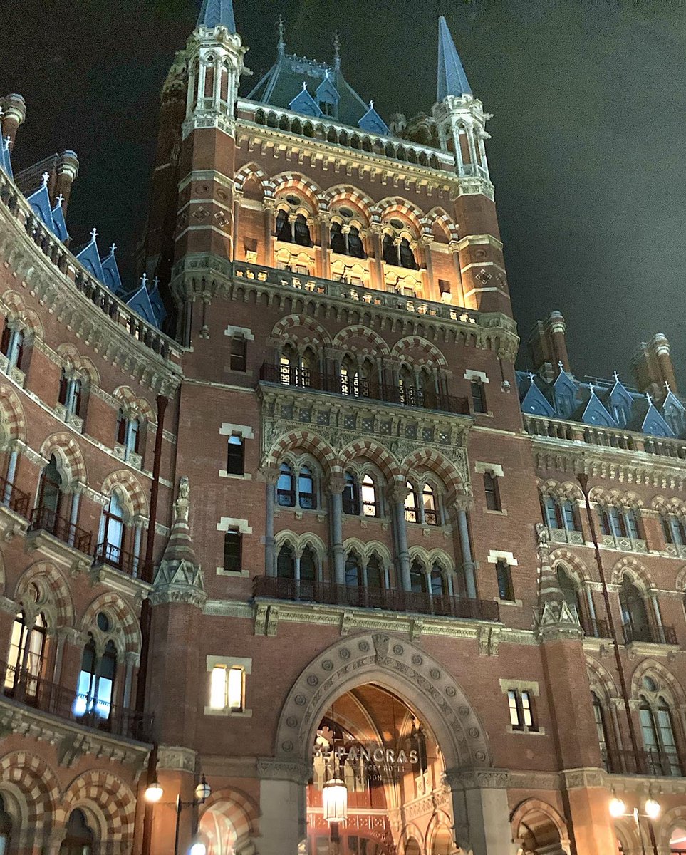 gregraces's tweet photo. St Pancras at night, such a stunning building. https://t.co/4BpQjXqrCo