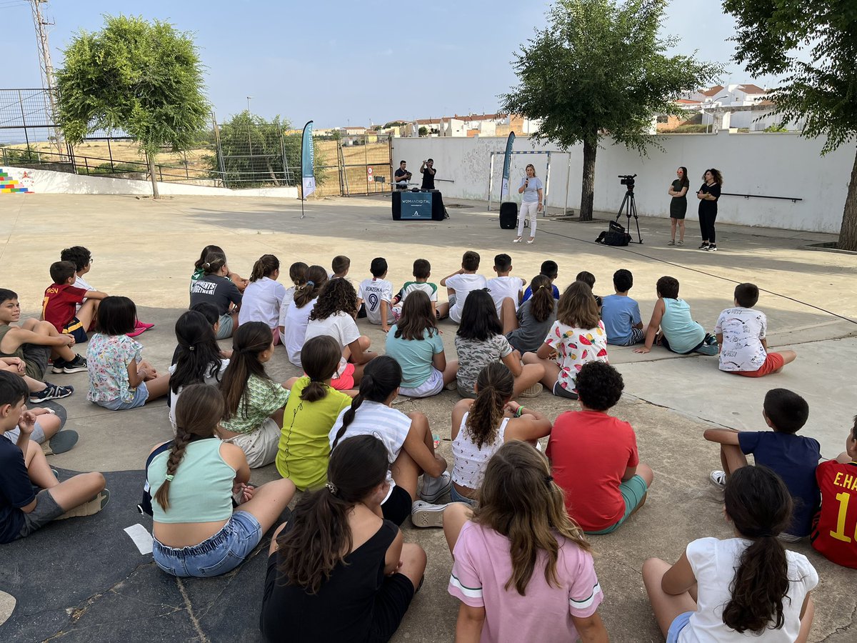 WomANDigital_'s tweet photo. Buenos días ☕️
Hoy aterrizamos en #CEIPLosMolinos en #ValverdedelCamino para continuar con #WDDay
🗣@mluisaulgar, coordinadora de #WomANDigital anima al alumnado a formarse en profesiones TIC #vocacionesSTEM #educación #tecnología https://t.co/fCXoVUqrDL