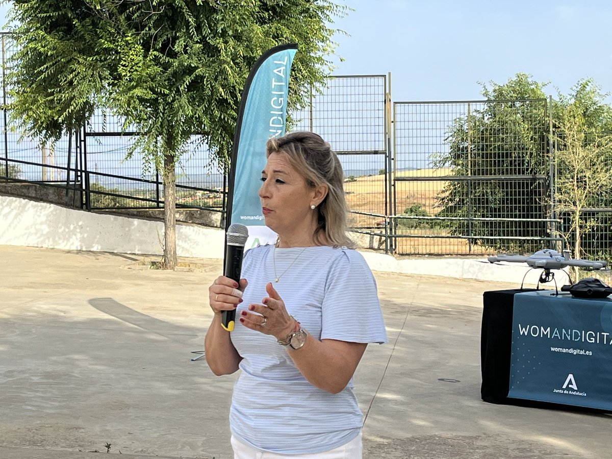 WomANDigital_'s tweet photo. Buenos días ☕️
Hoy aterrizamos en #CEIPLosMolinos en #ValverdedelCamino para continuar con #WDDay
🗣@mluisaulgar, coordinadora de #WomANDigital anima al alumnado a formarse en profesiones TIC #vocacionesSTEM #educación #tecnología https://t.co/fCXoVUqrDL