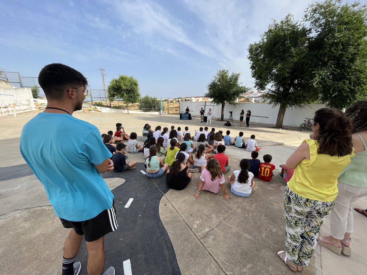 WomANDigital_'s tweet photo. Buenos días ☕️
Hoy aterrizamos en #CEIPLosMolinos en #ValverdedelCamino para continuar con #WDDay
🗣@mluisaulgar, coordinadora de #WomANDigital anima al alumnado a formarse en profesiones TIC #vocacionesSTEM #educación #tecnología https://t.co/fCXoVUqrDL
