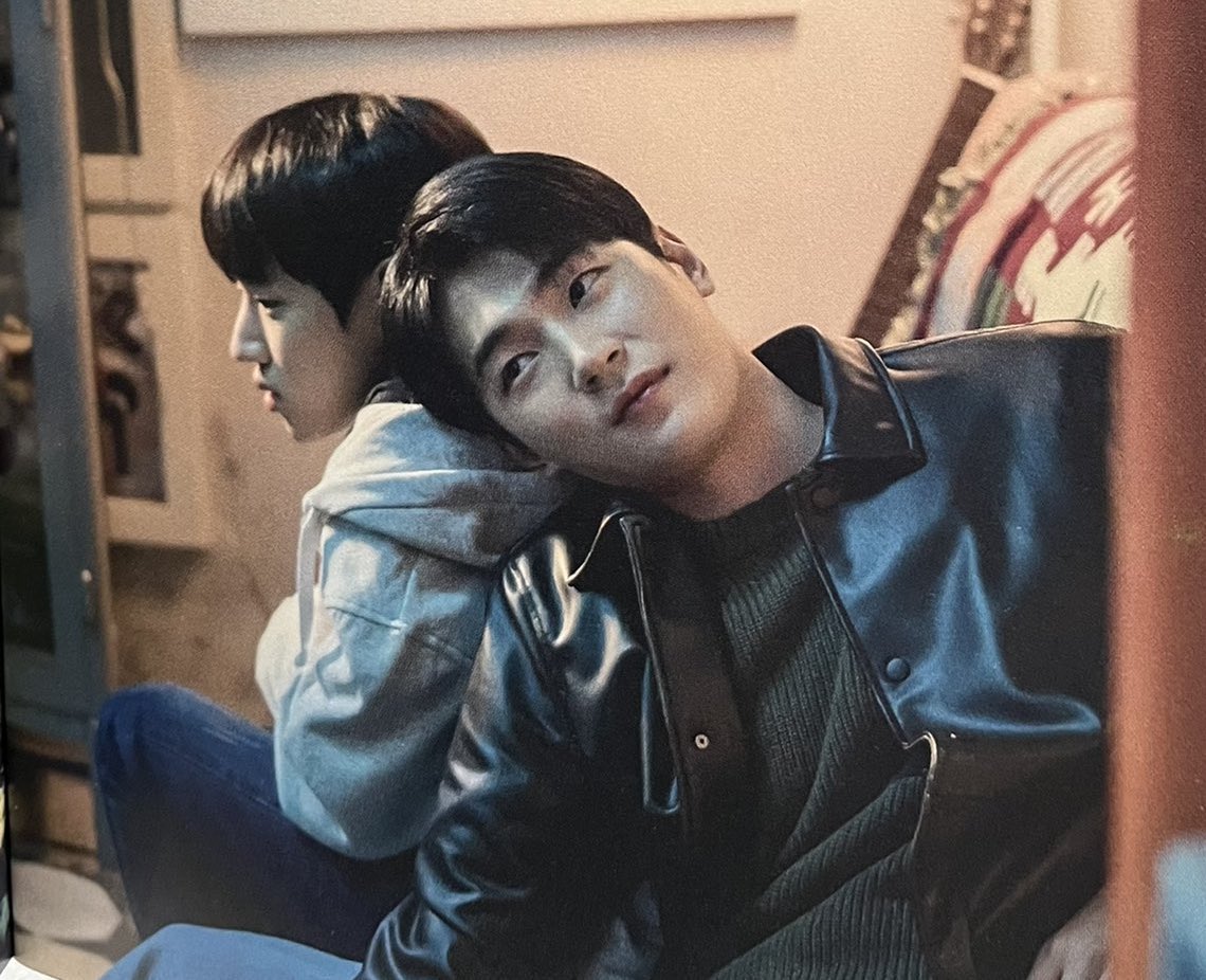 약간 내가 길가다가 3센치 다리로 헐레벌떡 뛰어가는 강아지 보는 기분일까 약간 유모차에 누워 세상 구경하는 애기 보는 너낌일까 박삼이 보는 스무살 쟤찭이는 어땠길래 귀여움 금지령을 당했을까