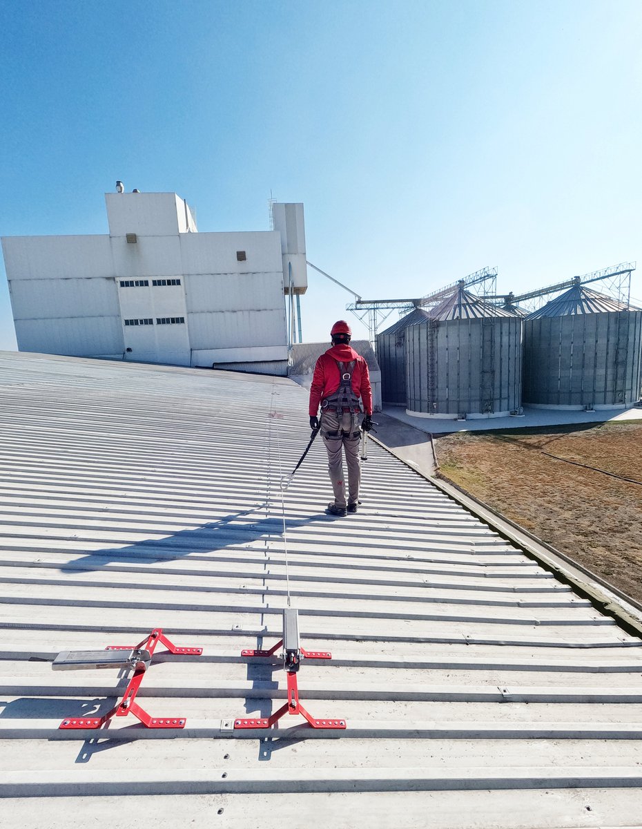 V-500 Kalıcı Yatay Yaşam Hattı; İki ankraj arası maksimum mesafesi 22 metre, aynı anda 8 kişinin çalışmasına olanak sağlayacak şekilde EN 795:2012 ve CEN/TS 16415:2013 düşmeye karşı kişisel koruyucu donanım standartlarına göre test edilip onaylanmış ve sertifikalandırılmıştır.