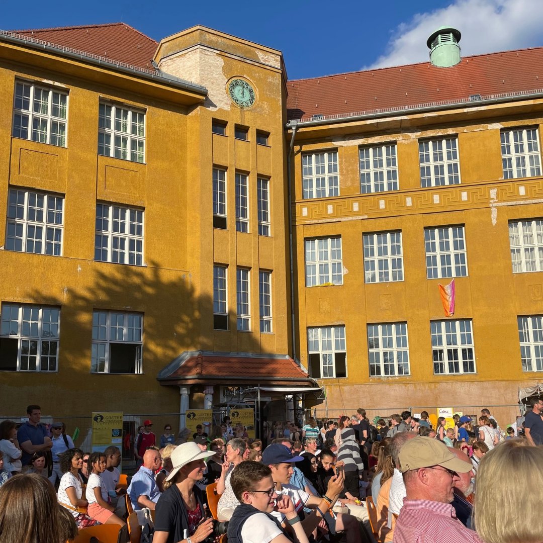 SenBJF's tweet photo. Senatorin Busse besuchte gestern Abend die 150-Jahr-Feier des Goethe-Gymnasiums Lichterfelde. Die Schule schaut heute auf eine lange und erfolgreiche Geschichte zurück. Die gestrige Auszeichnung als „Berliner Klima-Schule“ ist einer dieser Erfolge. Wir gratulieren ganz herzlich💚 https://t.co/Tuf63hHSWl