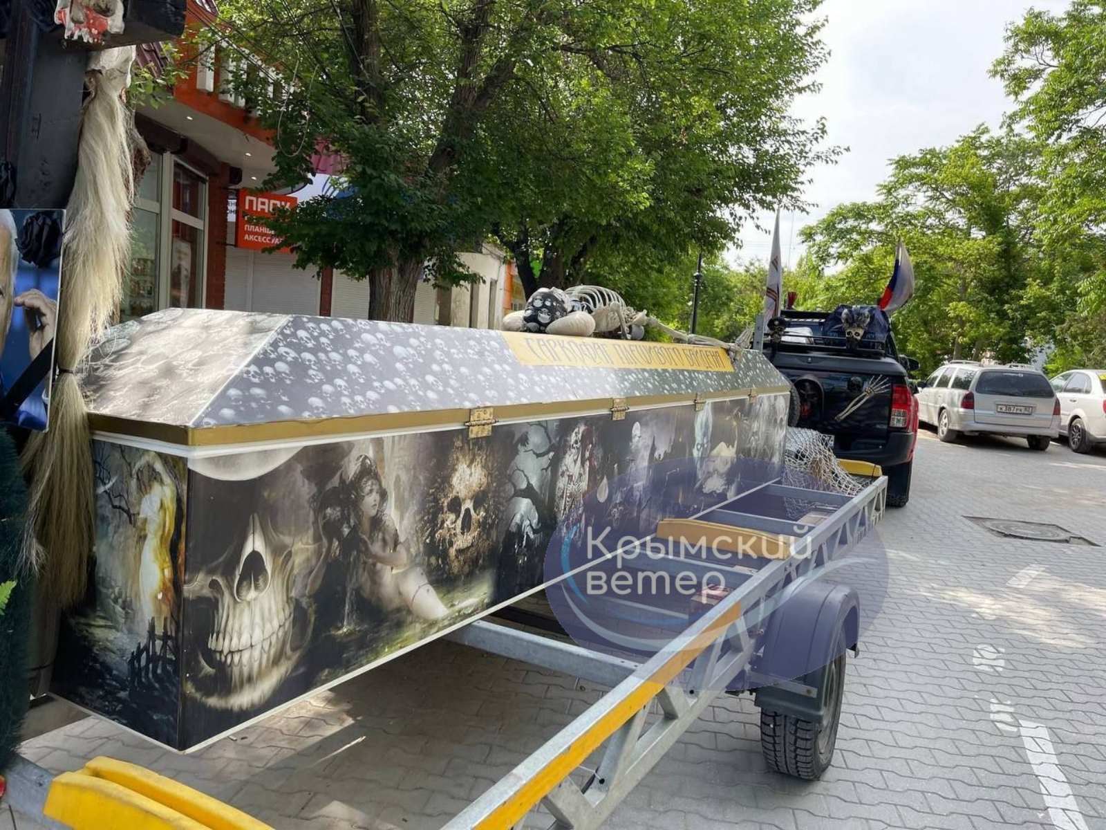 Гроб Байдена на прицепе