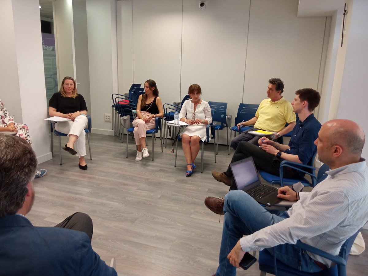 BEDAspain's tweet photo. Reunión de trabajo en @ecatolicmadrid de @BEDAspain #ES291, con Xavi Ballesteros y Jake Dodd, responsables de @CambridgeEngSP. Somos centro de referencia en exámenes y colaboramos para mejorar los procesos de gestión. https://t.co/KKgXtJ9w20