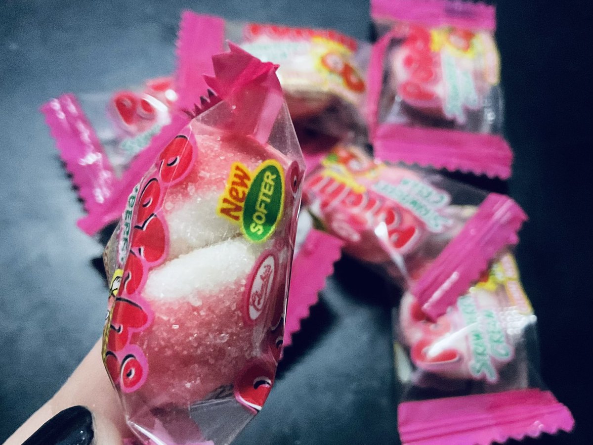 ThorneZ_VTuber's tweet photo. LOOK WHAT I FOUND YALLS, I GOT TWO GUMMIES IN ONE, IM SO LUCKY HEHEHEHHEHE

#Vtuber #ENVtuber #PHVtuber #VTuberUprising #potchi https://t.co/4Rq2iyzL4D