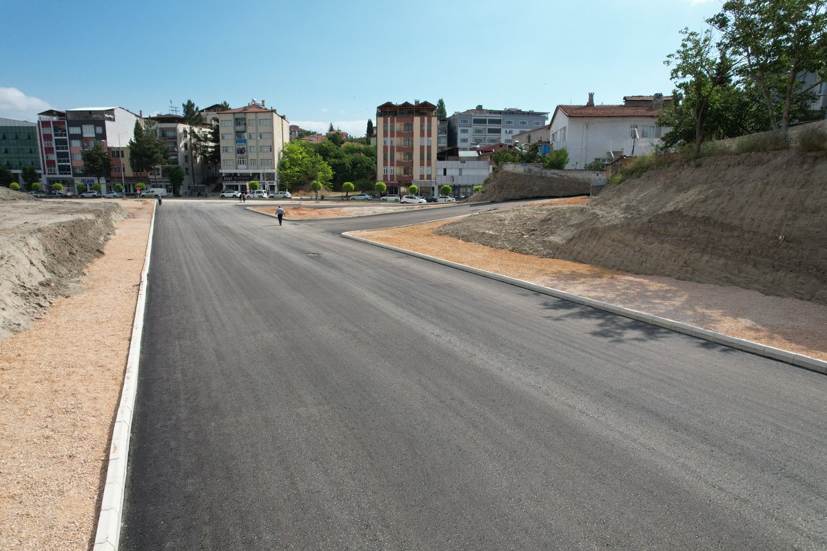 YOLLAR BİZE EMANET 🧿👏

İlçemize yakışır güzellikteki Adnan Menderes Millet Bahçesi &amp; Bilgi Evi (Millet Kıraathanesi) ile Emek Caddesini Atatürk Bulvarına bağlamak için yeni açtığımız Millet Caddesinde asfalt çalışmaları tamamlanarak trafiğe açıldı.🏎️🛻🛣️