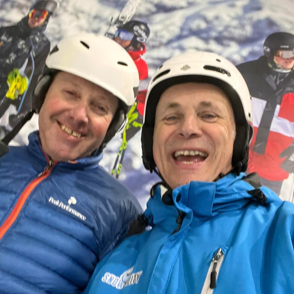 Snowbility's tweet image. Happy Friday everyone!!! 

Last week Richard caught up with one of his fantastic coaches from his level 2 qualifications (many years ago!).

The best learn from the best ⭐️