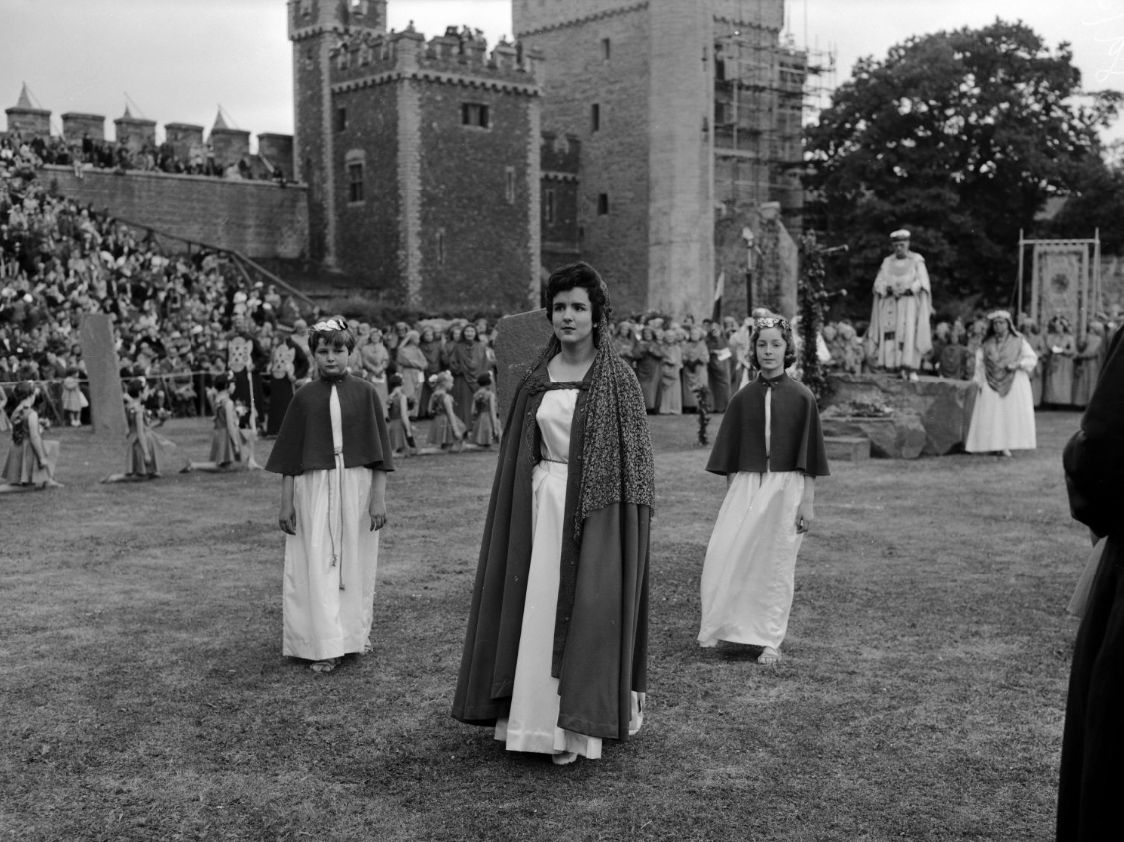 NLWales's tweet photo. On June 18, crowds will gather at @cardiff_castle for @Tafwyl. On the same day in 1959 at Cardiff castle, crowds gathered to witness the proclamation ceremony for the 1960 National @eisteddfod at Cardiff.
🔗https://t.co/DtIwSVGvGN
#PhotoFriday #GeoffCharles https://t.co/jIBWBqckLT