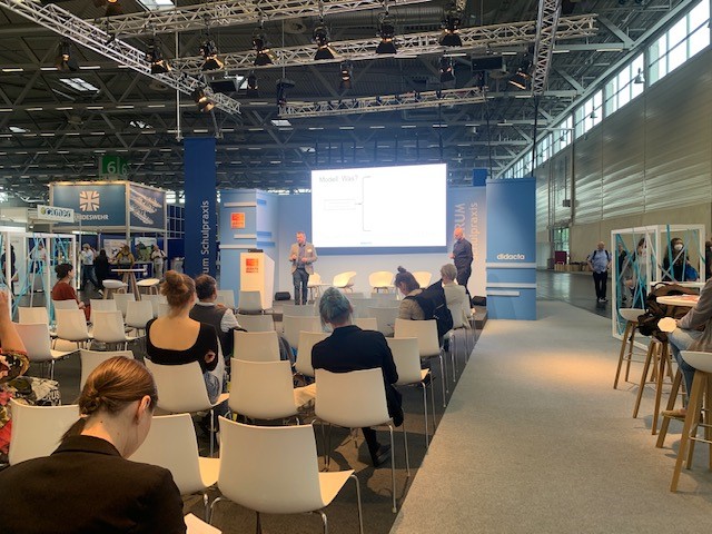 Wir waren letzte Woche auf der #didacta2022 und haben neue Eindrücke aus der Bildungswelt für unsere Verbandsarbeit mitgenommen. Die Digitalisierung der Schule bleibt im Fokus! Unser Förderpartner <a href="/aixconcept/">AIXCONCEPT GmbH</a> war auch unter den Austellern und hat gezeigt wie's gehen kann!