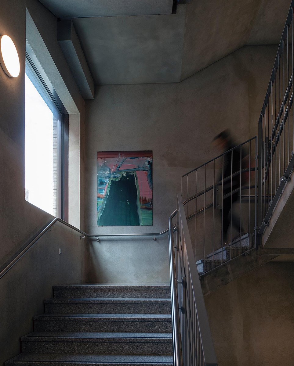 Kohtaamisia portaikossa ✨ EduCityn kahteen porraskäytävään on sijoitettu teoksia <a href="/TurkuAMK/">Turun ammattikorkeakoulu</a>’n <a href="/Taideakatemia/">Taideakatemia – Turun AMK</a>’n alumneilta. Teoksissa on tarinallisuutta ja niissä toistuu kohtaamisen teema. Kuvassa Mirja Hanikan teos ”Omakuva paasikivenä”. Lue lisää: kampusart.turkuamk.fi/teokset/kohtaa…