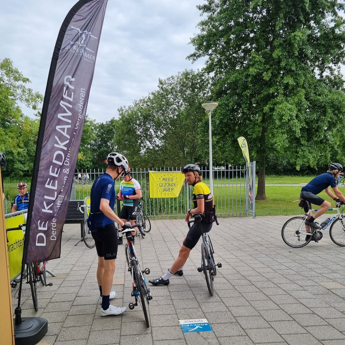 Danielle_Bkkrng's tweet photo. De meeste deelnemers voor de Ambtenaren Toertocht zijn inmiddels van start voor 60,95 of 125km. Super leuk dat't weer kan. Langs de mooiste plekken in ZO Friesland! #iedereeninbeweging #ATT22 @NationaalParkAF @Owerf @Westwerf @JanRijpstra @Opsterland @_Smallingerland @Heerenveen https://t.co/3D4yY4IfKP