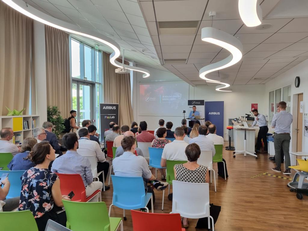 ConnectbyCNES's tweet photo. La semaine @SpacefoundersE se poursuit à un rythme soutenu!
Hier, la promo a été accueillie chez @AirbusDefence avec un programme 5 ⭐️
Pitchs, rencontres experts et... signature d'un nouveau partenariat, signe fort décloisonnement filière et engagement industriel. #Space4Good 🚀 https://t.co/BaYTlDab4m
