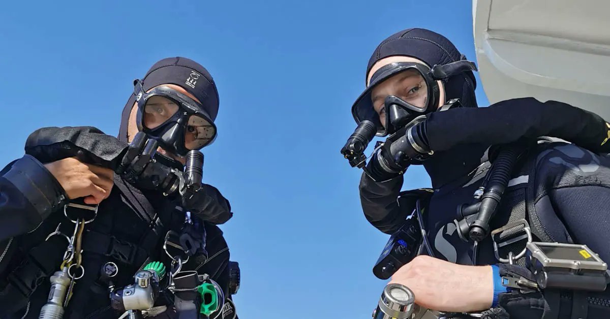 DivewithLegends's tweet photo. Smiling pre-dive – You might not see the smiles but trust us….these are two happy people ready to splash! #DivingwithLegends https://t.co/UluSJ1RCHH