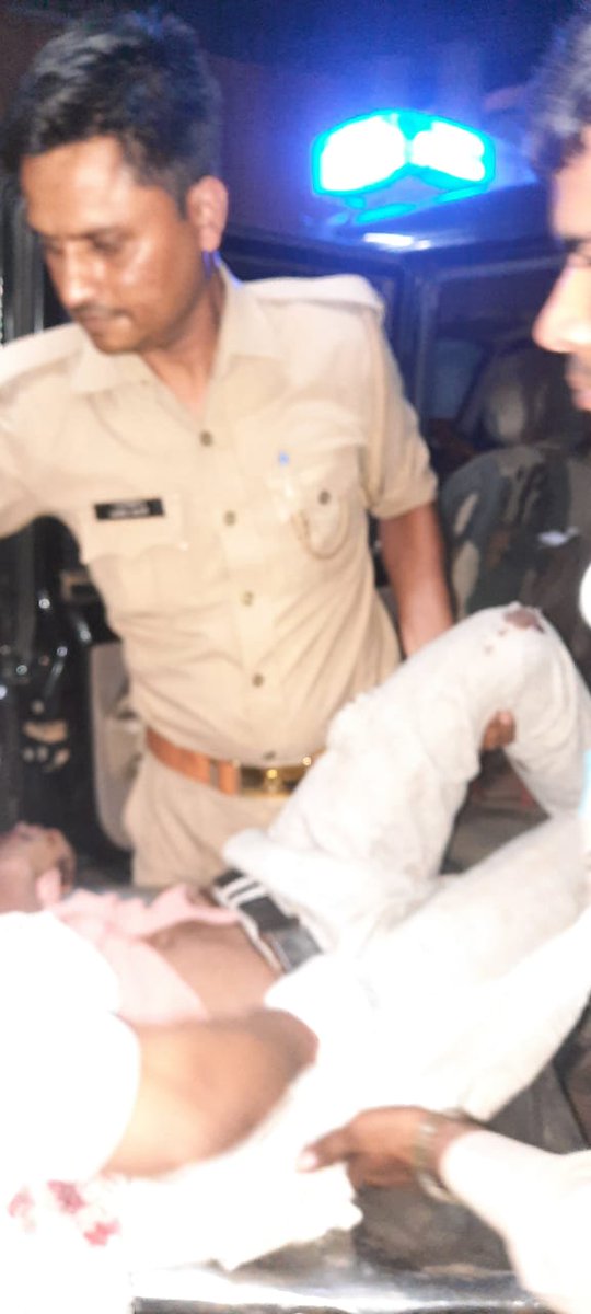 EtahUp112's tweet photo. दि0-16/06/2022 को थाना को0 देहात के अन्तर्गत संचालित चार पहिया पीआरवी-1953 द्वारा एक्सीडेन्ट में घायल व्यक्ति को अविलम्व पीआरवी द्वारा जिला अस्पताल में भर्ती कराया गया जिससे समय पर उपचार मिलने के कारण घायल व्यक्ति की जान वच गयी। https://t.co/yWH1IonaOC