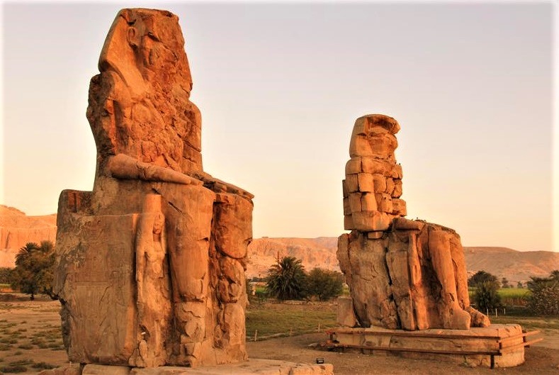 ORIENS_Cultura's tweet photo. #Templo funerario de #Amenhotep III: con los #colosos de #Memnón, estatuas de la diosa #Sejmet, #esfinges y otros colosos recuperados. #Luxor, #Egipto. #Amenofis #Faraón #Tebas #Historia #Arqueología #Sekhmet #Cultura https://t.co/fdeNqXWEKB https://t.co/n2oqImhy5i