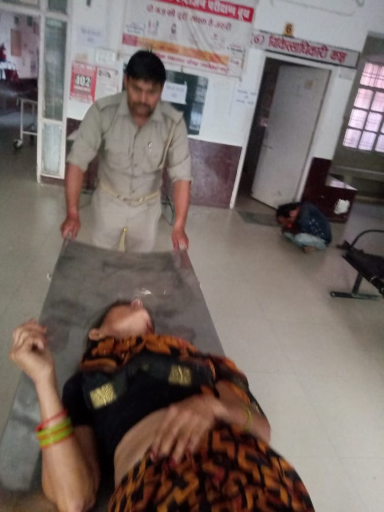 EtahUp112's tweet photo. दि0-14/06/2022 को थाना सकरौली के अन्तर्गत संचालित चार पहिया पीआरवी-1959 द्वारा मोटर साइकिल व साइकिल में एक्सीडेन्ट में घायल व्यक्तियों को अविलम्व सीएचसी जलेसर मे्ं भर्ती कराया गया । https://t.co/YkZQzUqLlW