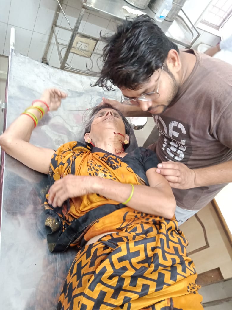 EtahUp112's tweet photo. दि0-14/06/2022 को थाना सकरौली के अन्तर्गत संचालित चार पहिया पीआरवी-1959 द्वारा मोटर साइकिल व साइकिल में एक्सीडेन्ट में घायल व्यक्तियों को अविलम्व सीएचसी जलेसर मे्ं भर्ती कराया गया । https://t.co/YkZQzUqLlW