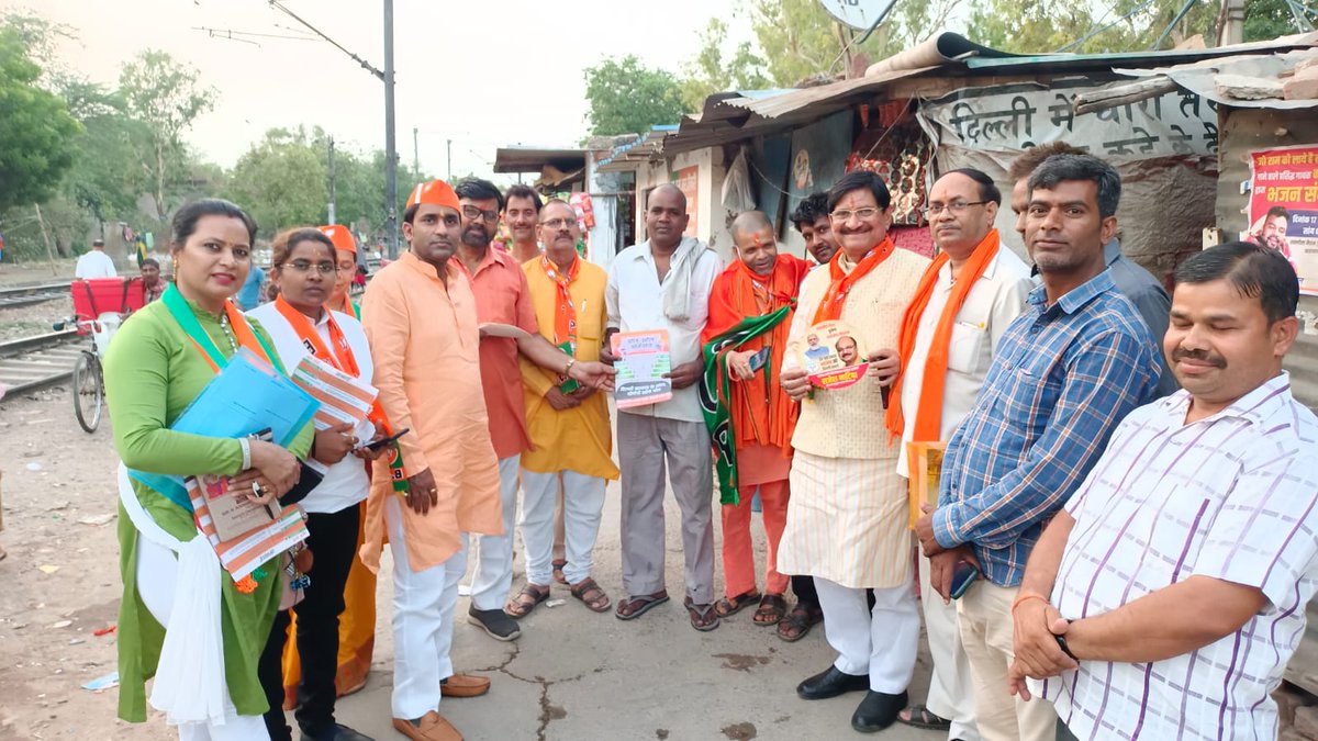 BBTyagiOfficial's tweet photo. कल प्रदेश कार्यालय में #पार्टी_मिटिंग के पश्चात #राजेंद्र_नगर_विधानसभा उपचुनाव हेतु बूथ संख्या 65 व 66 में जनसंपर्क किया साथ में भा.ज.पा के वरिष्ठ साथीगण उपस्थित रहे।।
#BJPWillWinRajinderNagar 
#bjp_4_delhi https://t.co/xxCq4Gsp9f