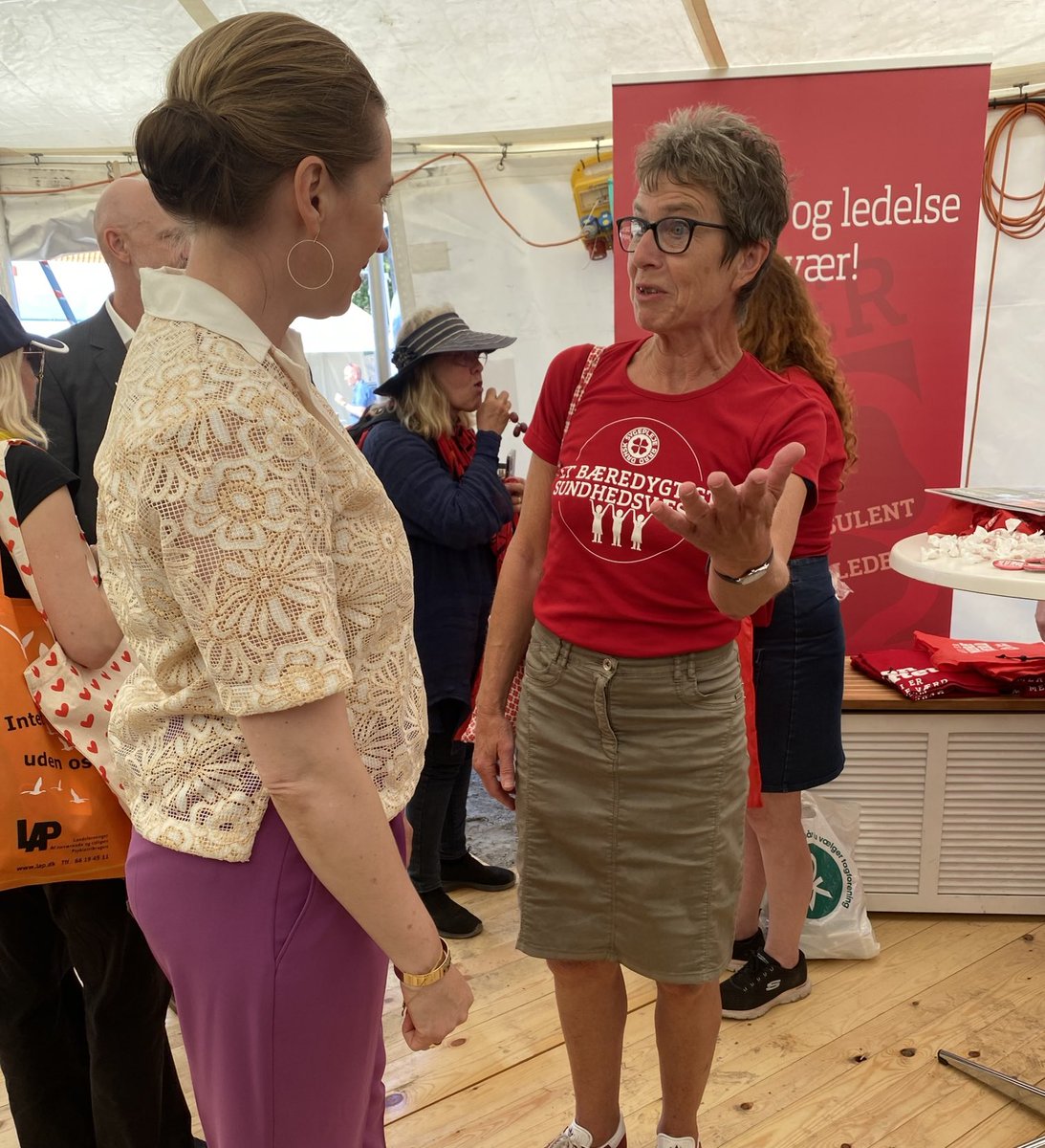 Sygeplejeraadet's tweet photo. “Statsministeren kom på besøg i det Fælles Sundhedstelt på Folkemødet. Hun er velinformeret om situationen i sundhedsvæsenet og manglen på sygeplejersker og andre sundhedsprofessionelle” siger ⁦@GreteGc⁩ #fmdk #sundpol #dkpol https://t.co/RpneYvyfkN
