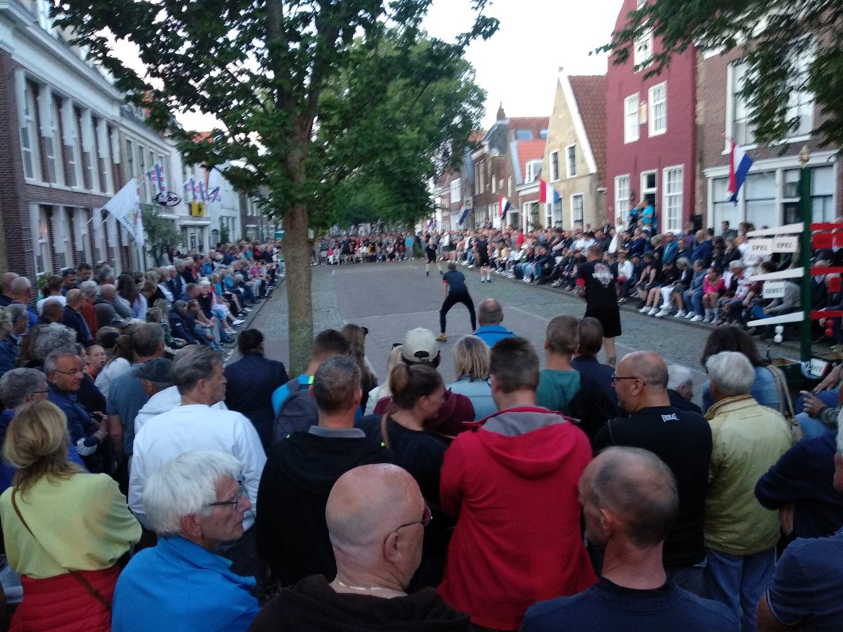 Veel drukte en spanning op halve finaleavond Lanenkaatsen - lanenkaatsen.nl/?p=2174 - 
Het blijft maar fantastisch weer in deze 71e editie van het Lanenkaatsen. De pet of de zonnebril moet op bij de opslag, maar dat is dan ook het enige wat de kaatsers belemmerd bij het spel. ...