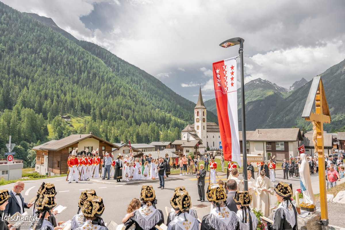 Wer gestern die Herrgottsgrenadiere verpasst hat, findet hier weitere Termine:
loetschental.ch/de/kultur-/her…

Geniesst das super Sommerwetter ☀️
Wir wünschen ein fantastisches Wochenende!
#welcometothemagicvalley #lötschental