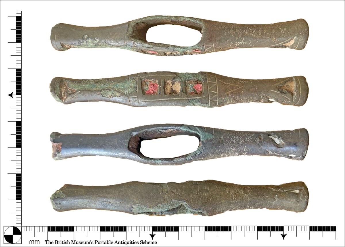 It's #FindsFriday! 
I started the week off by recording this Iron Age copper-alloy enamelled harness fitting. These objects are thought to be from a type of harness fitting such as a bridle cheek piece. 🐴
LEIC-6EDD0A ⬇️⬇️⬇️
finds.org.uk/database/artef…