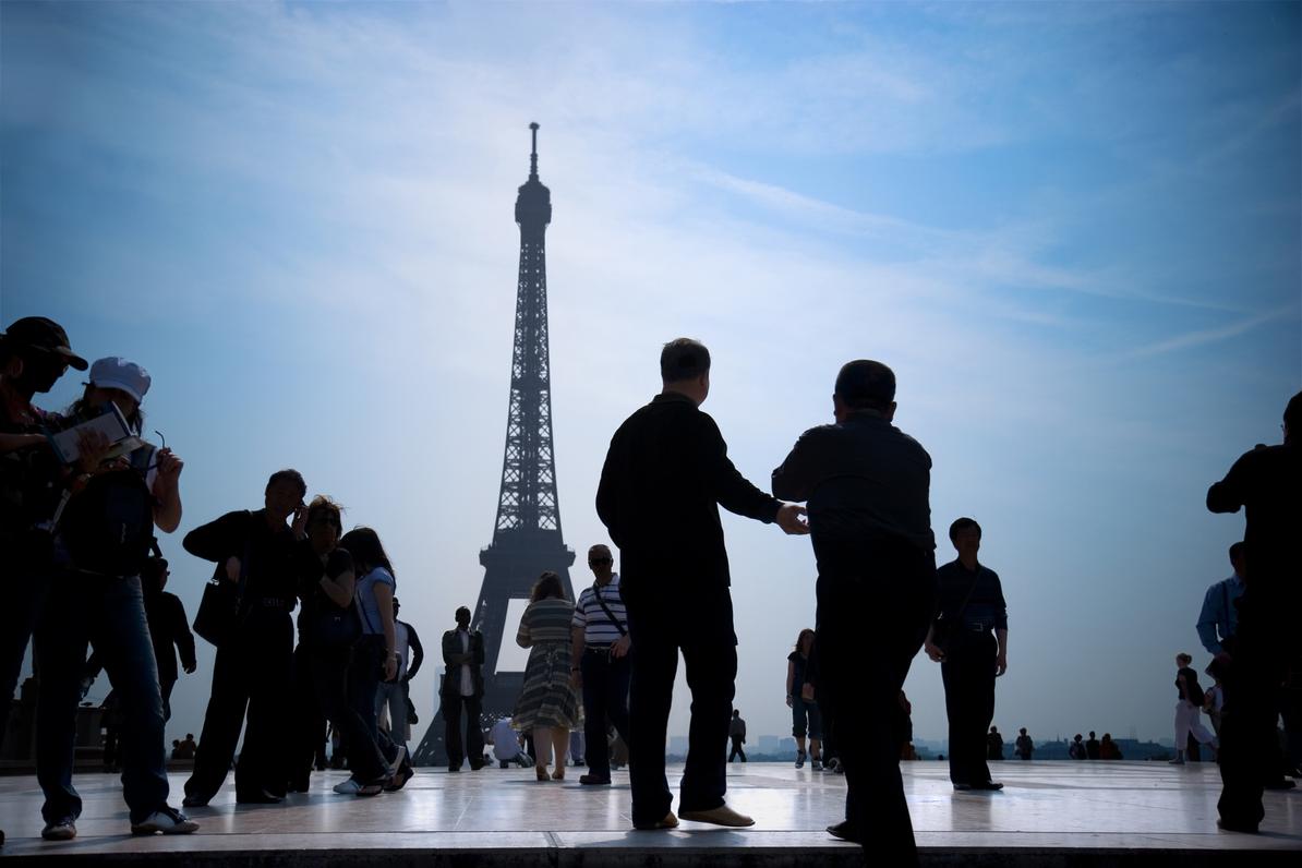 Le_Figaro's tweet photo. [À DÉROULER] «On ne reconnaît plus la France» : à Paris, la place du Trocadéro gangrenée par la délinquance

Chaque soir, ou presque, des délinquants - des mineurs isolés étrangers, en écrasante majorité -, détroussent des touristes venus admirer la tour Eiffel. https://t.co/u1rNxckLQG