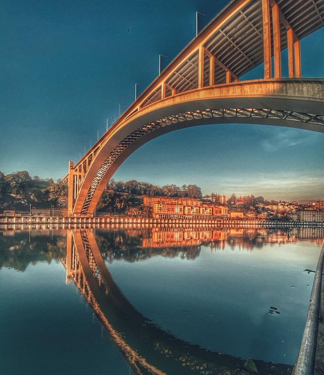 Hoy en #viernesdepuentes volvemos a Oporto, el mejor rincón de Europa para disfrutar y aprender sobre puentes. En esta ocasión hablamos de la última estructura que cruza el Duero antes de fundirse con el Atlántico. El puente de la Arrábida, dentro hilo:
📷_ines_rosa._